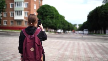 Yetişkin kadın turist cep telefonuyla fotoğraf çekiyor..