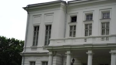 Bulutlu bir havada malikanenin kapağını kapatın. Bulutlu gökyüzünün arka planında tarihi beyaz saray.