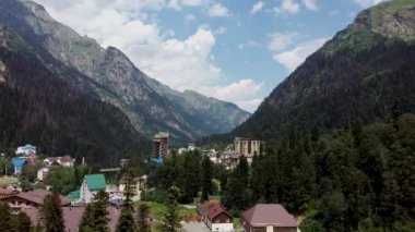 Dağlık ve ağaçlık alanlardaki köyün havadan görünüşü. Yaz aylarında kırlara kuşbakışı bakmak.