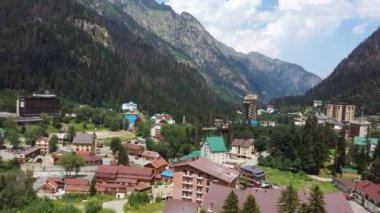Dağlık ve ağaçlık alanlardaki köyün havadan görünüşü. Yaz aylarında kırlara kuşbakışı bakmak.