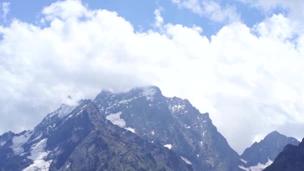 Montagne Enneigée Contre Ciel Nuageux Bas Nuages Blancs Flottant Sur — Video