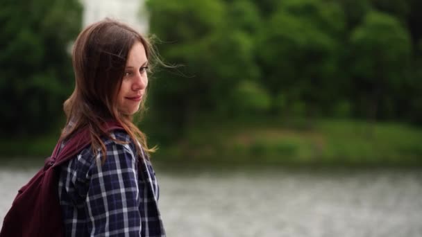 Jeune Femme Debout Près Lac Vue Latérale Jeune Femme Chemise — Video