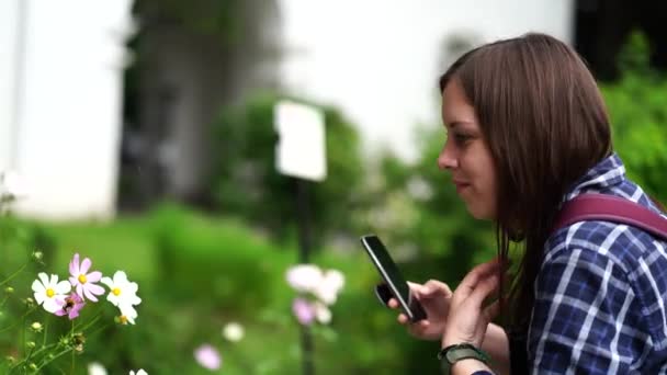 Genç Bir Kadın Akıllı Telefondan Fotoğraf Çekiyor Kadın Turist Parkta — Stok video
