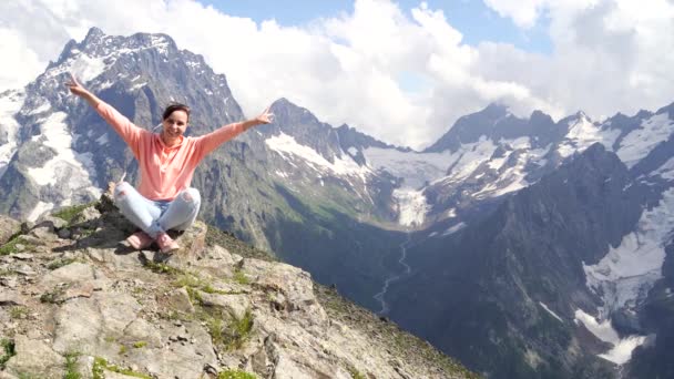 Mujer Joven Sentada Roca Mirando Paisaje Montaña Viajera Disfrutando Hermosa — Vídeo de stock