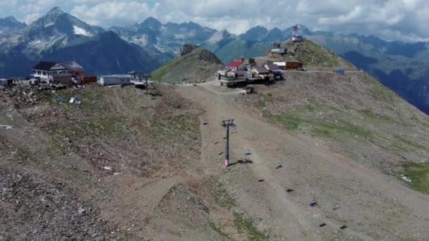 Bergbahn Bei Bewölktem Wetter Moderne Seilbahn Mit Bänken Atemberaubendem Bergigem — Stockvideo