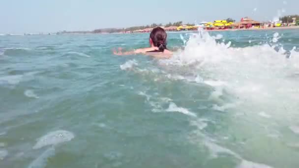海で泳ぐ魅力的な女性 — ストック動画