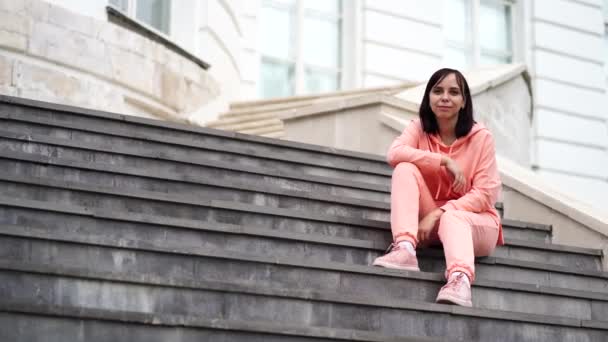 Mujer Adulta Sentada Los Escalones Del Palacio — Vídeo de stock