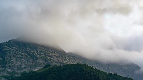 Hermoso Paisaje Montañas Con Nubes Flotantes Nubes Apretando Cielo Envolviendo — Vídeos de Stock