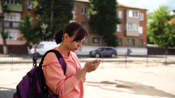 Привабливий Турист Рюкзаком Міській Вулиці Мобільним Телефоном Руках Вид Збоку — стокове відео