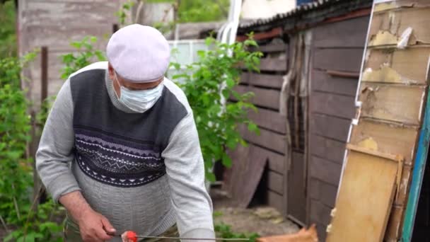 Homem Maduro Máscara Médica Empala Shashlik Cru Espeto Homem Mais — Vídeo de Stock