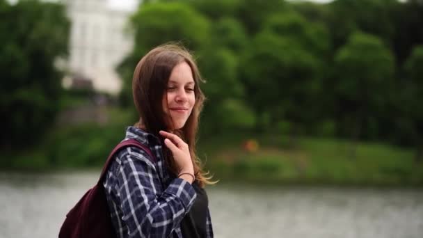 Mladá Žena Stojí Jezera Boční Pohled Mladé Ženy Kostkované Košili — Stock video