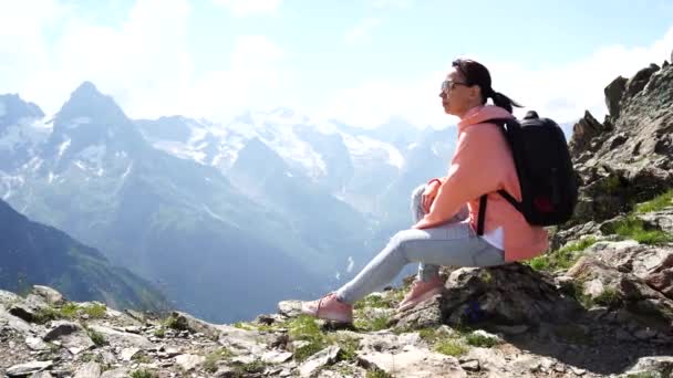山間部で美しい景色を楽しむ女性旅行者 — ストック動画