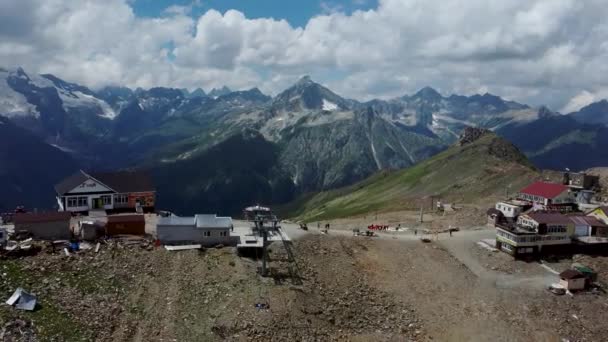 曇りの日に山の上のロープウェイ 驚くべき山岳地形のベンチと近代的なロープウェイ — ストック動画