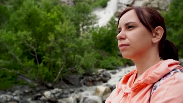 滝の前に立つ若い女性 — ストック動画