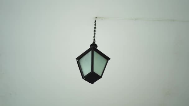 Primo piano della lampada a sospensione sul soffitto bianco. Vecchia luce sospesa in camera. — Video Stock