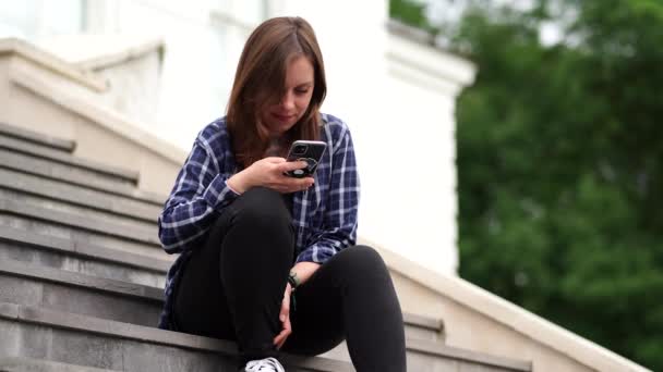 若い女性が携帯電話を使って — ストック動画