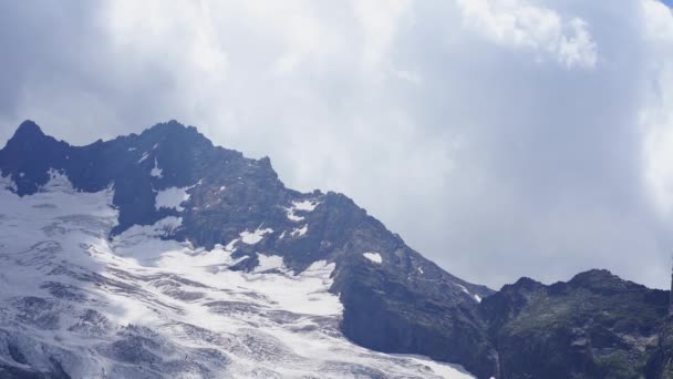 Montagne Enneigée Contre Ciel Nuageux Bas Nuages Blancs Flottant Sur — Video