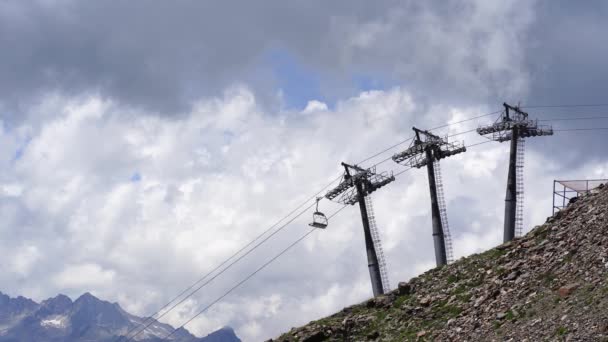 Cableway Topo Montanha Tempo Nublado Ropeway Moderno Com Bancos Terreno — Vídeo de Stock