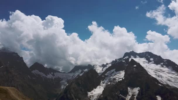 Montagne Enneigée Contre Ciel Nuageux Bas Nuages Blancs Flottant Sur — Video