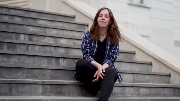 Mujer Sonriente Adulta Tocándose Pelo Sentada Los Escalones Del Palacio — Vídeos de Stock