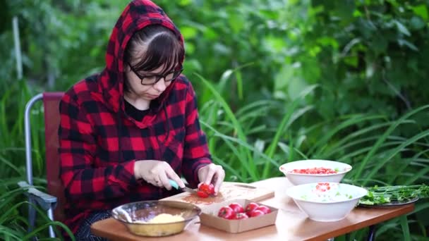 Jonge Vrouw Met Een Bril Die Buiten Tomaten Snijdt Een — Stockvideo