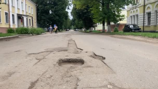 Bogoroditsk, Rusko 16. července 2020: Zlomený povrch silnice, popraskaná silnice v městské oblasti. Díra v asfaltu — Stock video
