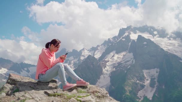 Viaggiatore Femminile Con Smartphone Montagna Donna Corpo Pieno Seduto Sulla — Video Stock