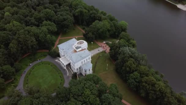 Herrenhaus Und Bäume Flussufer Luxus Haus Und Grüne Bäume Ufer — Stockvideo