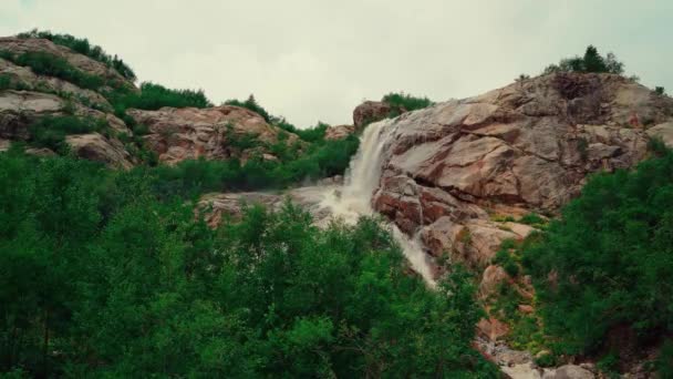 Водопад Летний День Природе Быстрый Поток Воды Падающий Скал Голубое — стоковое видео