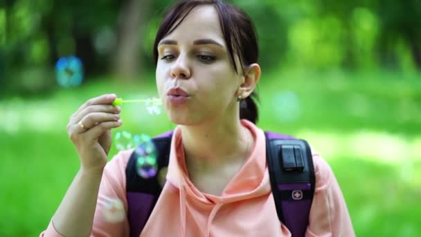 Junge Brünette Frau Spaziert Park Und Macht Seifenblasen Einem Sonnigen — Stockvideo