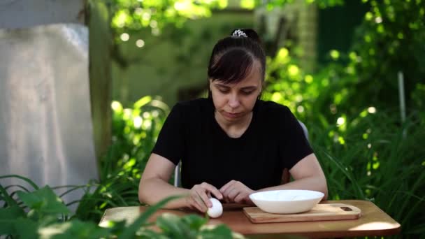Mujer Joven Cáscara Huevo Hervido Sentado Mesa Jardín — Vídeos de Stock