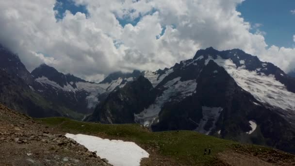 Schneebedeckte Berge Gegen Wolkenverhangenen Himmel Von Unten Weiße Wolken Blauen — Stockvideo