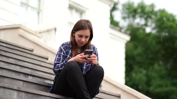 Jonge Vrouw Met Behulp Van Haar Mobiele Telefoon — Stockvideo