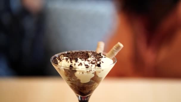 Blízko lahodný dezert na stole. Mňam čokoládový dezert se smetanou v kavárně. — Stock video