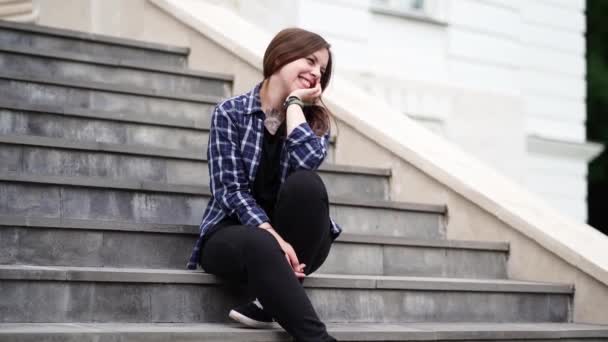 Дорослі Посміхаються Жінка Сидить Сходах Палацу — стокове відео