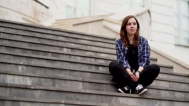 Volwassen Vrouw Zittend Trappen Van Het Paleis — Stockvideo