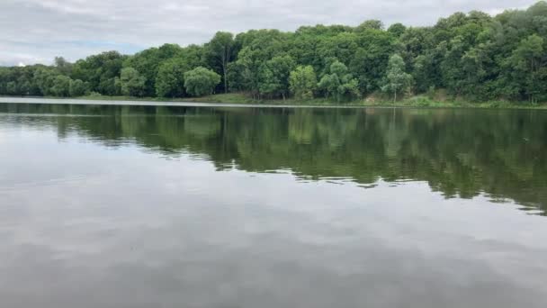 Klidný Rybník Zelené Krajině Nad Úžasné Jezero Klidnou Vodou Nachází — Stock video