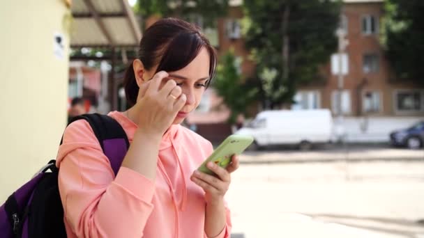 Mujer Joven Usando Teléfono Celular — Vídeo de stock