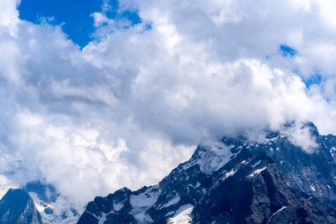 Bulutlu bir günde dağ zirveleri. Dağların nefes kesici manzarası.