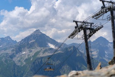 Dağlık arazide bankları olan modern bir halat..