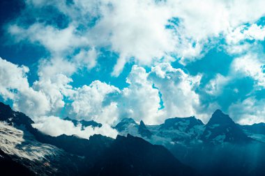 Bulutlu bir günde dağ zirveleri. Dağların nefes kesici manzarası.