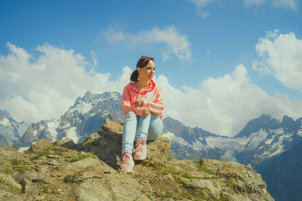 Mujer Joven Sentada Roca Mirando Paisaje Montaña Viajera Disfrutando Hermosa — Foto de Stock