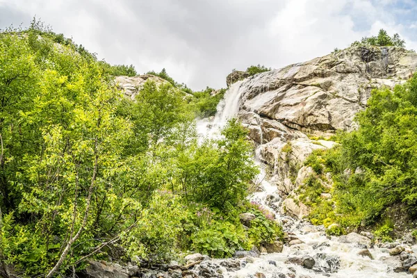 Cachoeira Dia Verão Natureza Corrente Água Rápida Caindo Rochas Contra — Fotografia de Stock