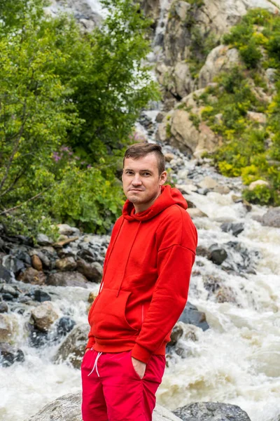 Portret Van Een Jongeman Die Wegkijkt Achtergrond Van Een Waterval — Stockfoto