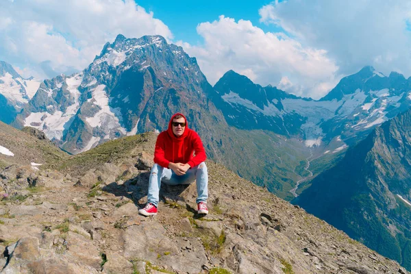 Hombre Adulto Con Capucha Roja Disfrutando Una Hermosa Vista Zona — Foto de Stock