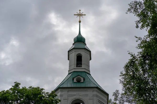 Igreja Cristã Bonita Com Cruz Tempo Nublado — Fotografia de Stock