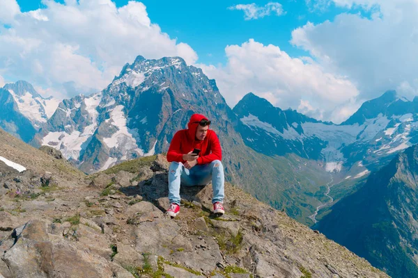 Hombre Adulto Con Capucha Roja Disfrutando Una Hermosa Vista Zona — Foto de Stock