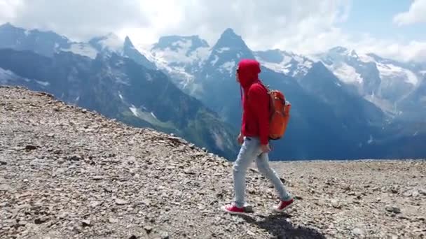 Dağlarda Yürüyen Kırmızı Kapüşonlu Genç Yakışıklı Adam — Stok video