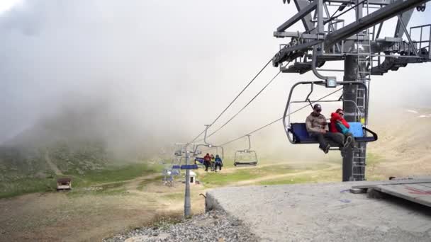 Funivia Sulla Cima Della Montagna Con Tempo Nuvoloso Moderna Funivia — Video Stock