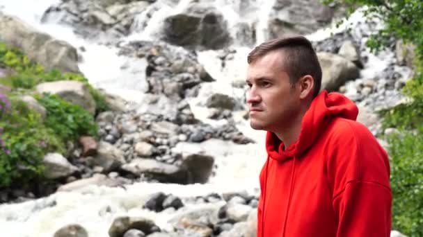 Junger Schöner Mann Vor Wasserfall — Stockvideo
